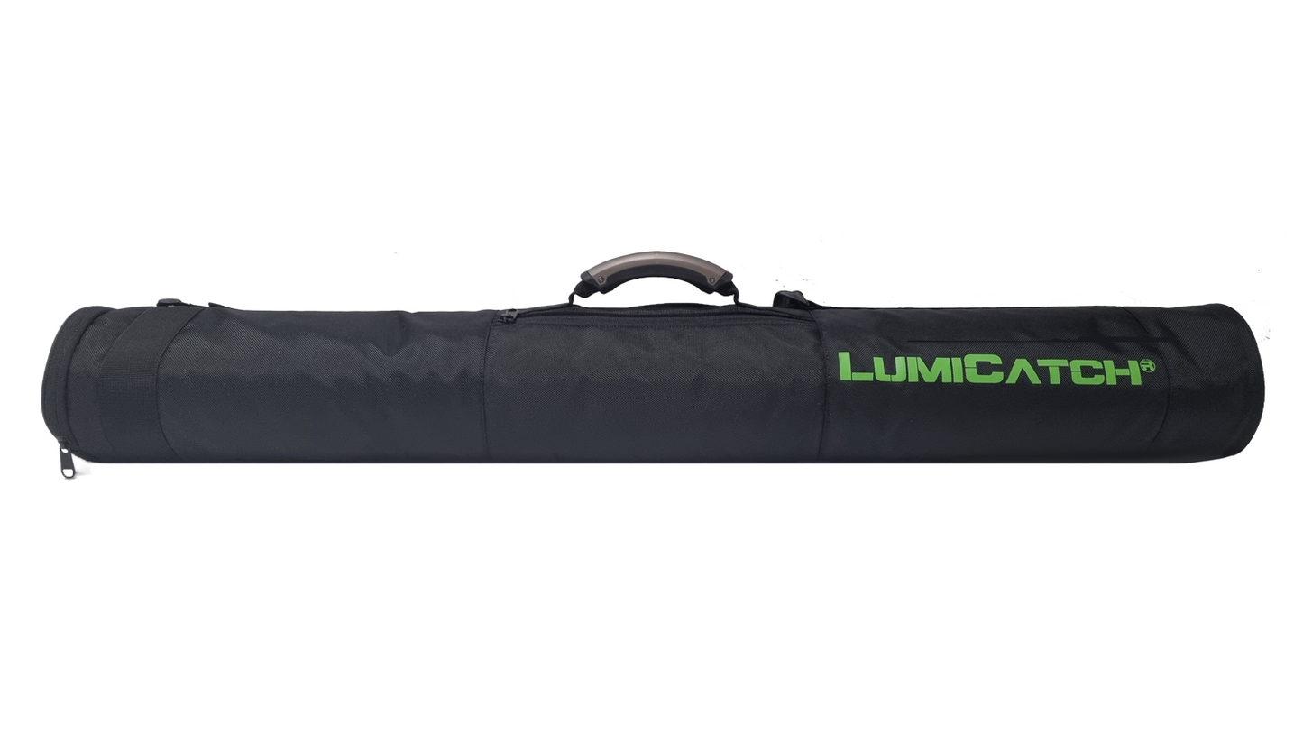 LumiBag gesloten zijaanzicht op witte achtergrond – stevige draagtas voor LumiCatch-stokken