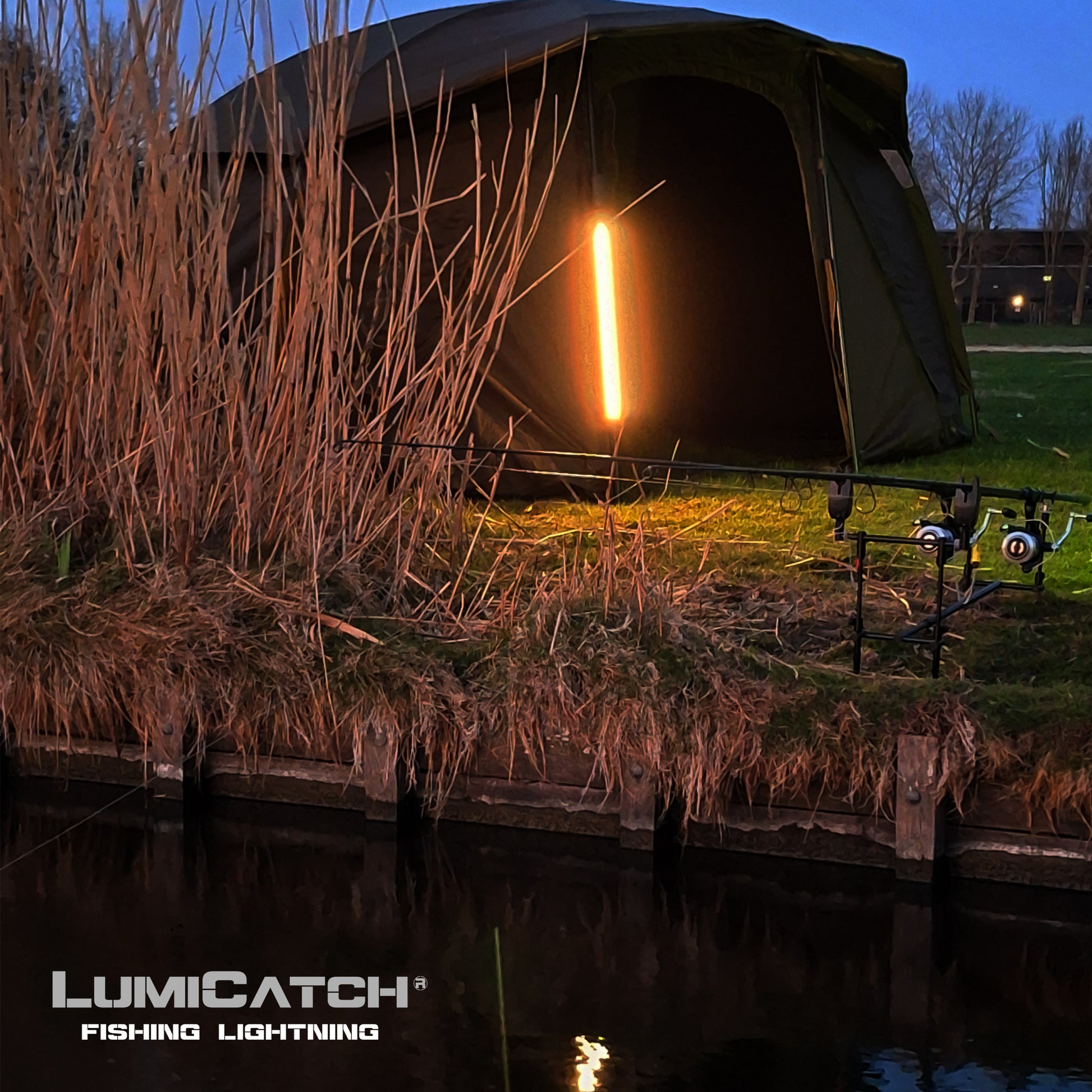 LumiCatch Basis geeft helder warm licht bij een bivvy aan de waterkant – nachtvissen met optimaal zicht