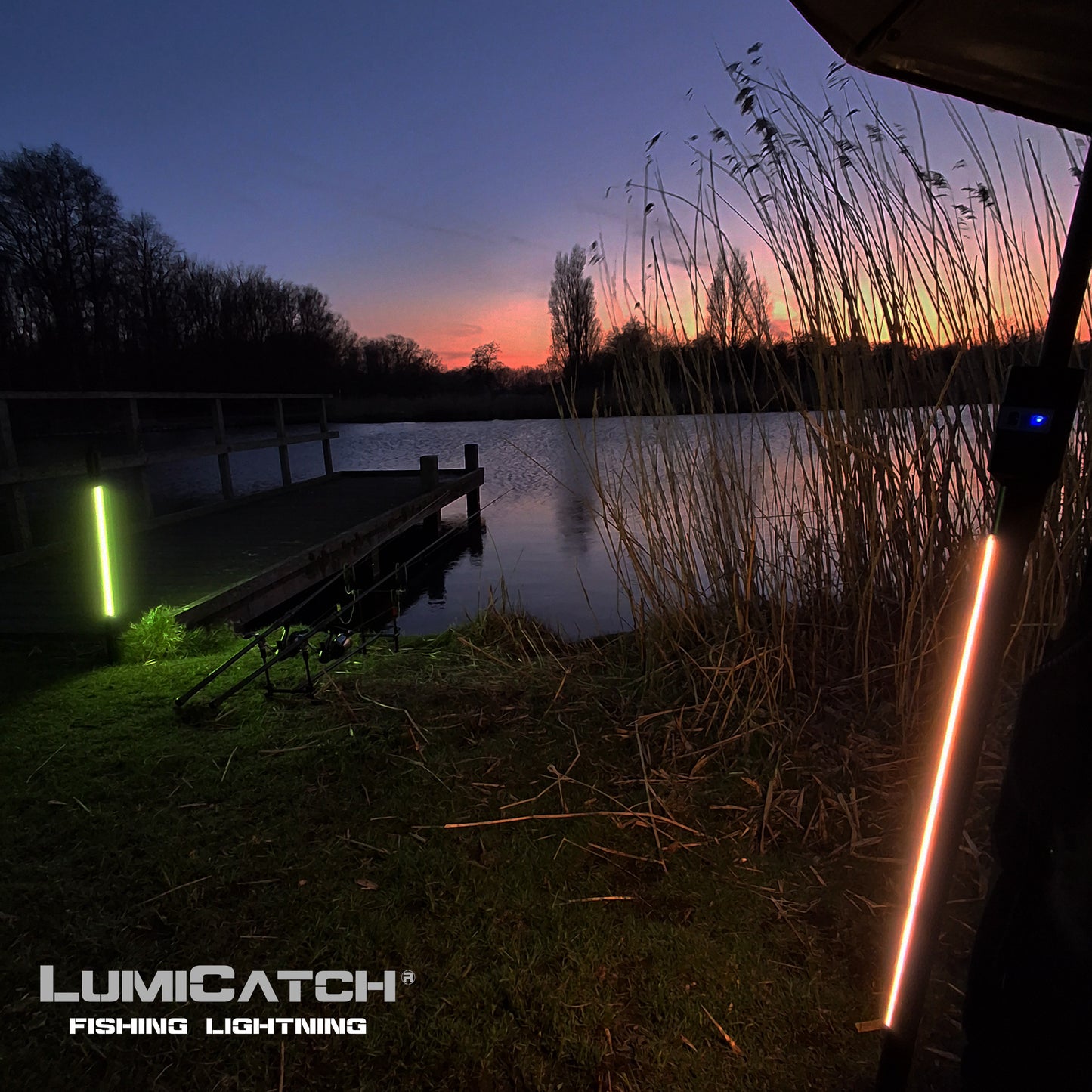 LumiCatch BuzzOff groen en Basis oranje tegelijk in gebruik bij nacht – compleet verlichtingssysteem aan het water