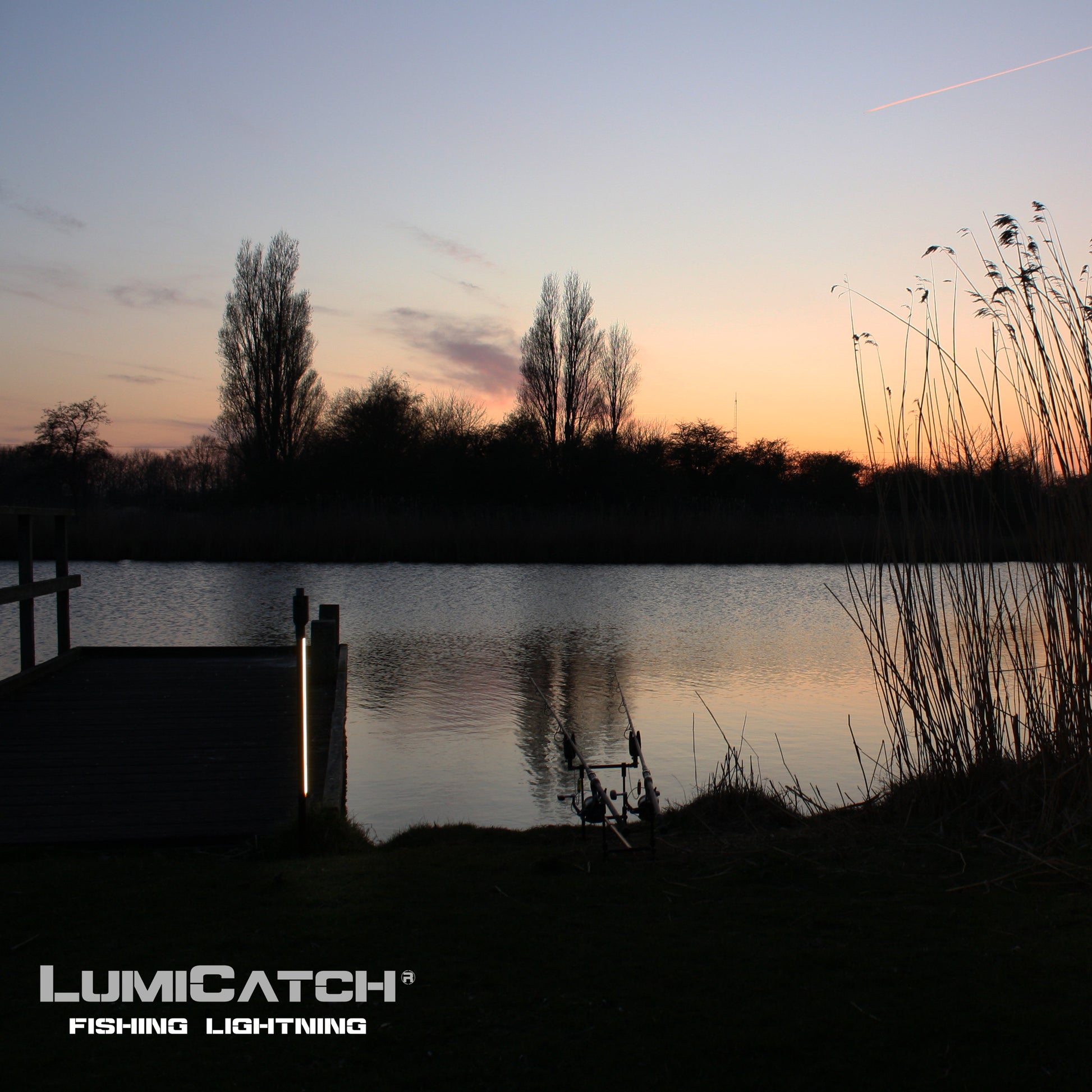 LumiCatch Support vislamp op een steiger bij schemering – warm licht aan de waterkant met hengels