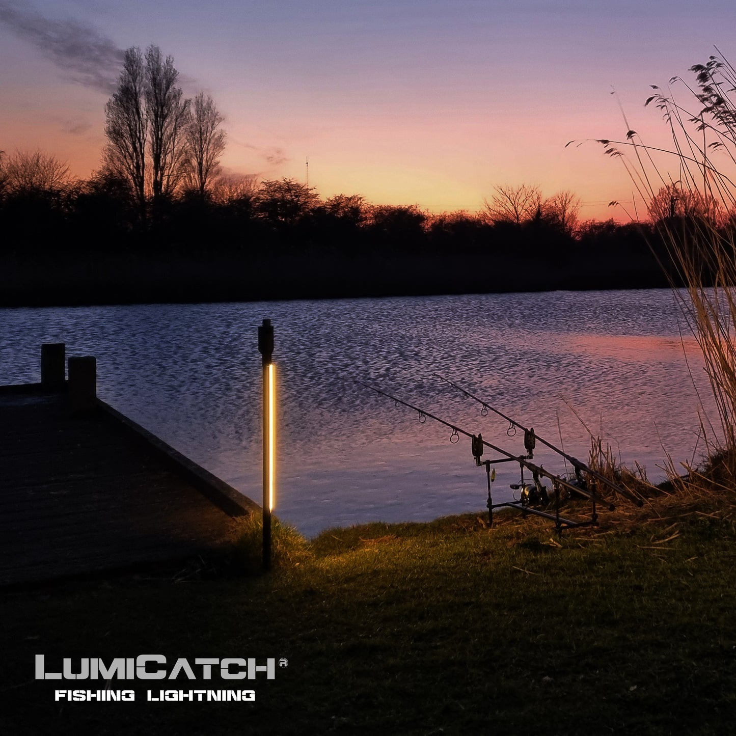 LumiCatch Support in gebruik bij zonsondergang – helder warm licht op een steiger naast vishengels
