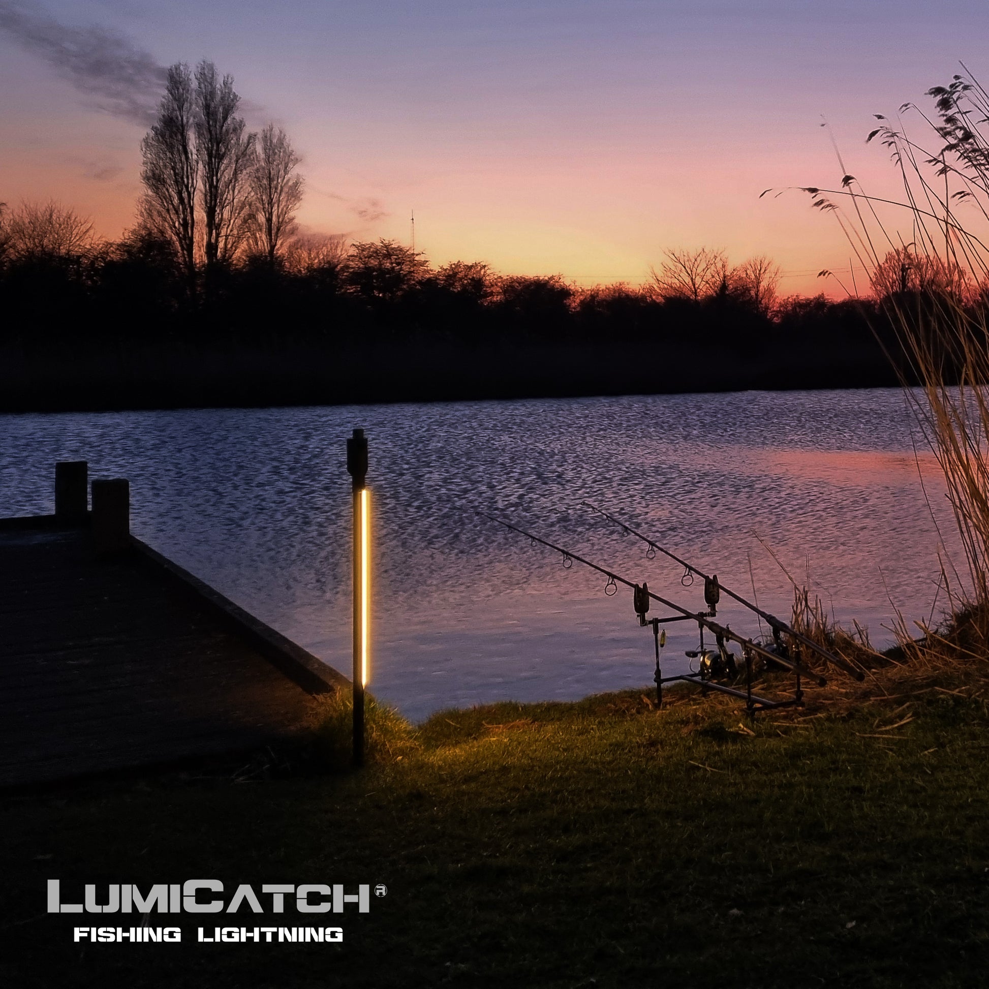 LumiCatch Support in gebruik bij zonsondergang – helder warm licht op een steiger naast vishengels