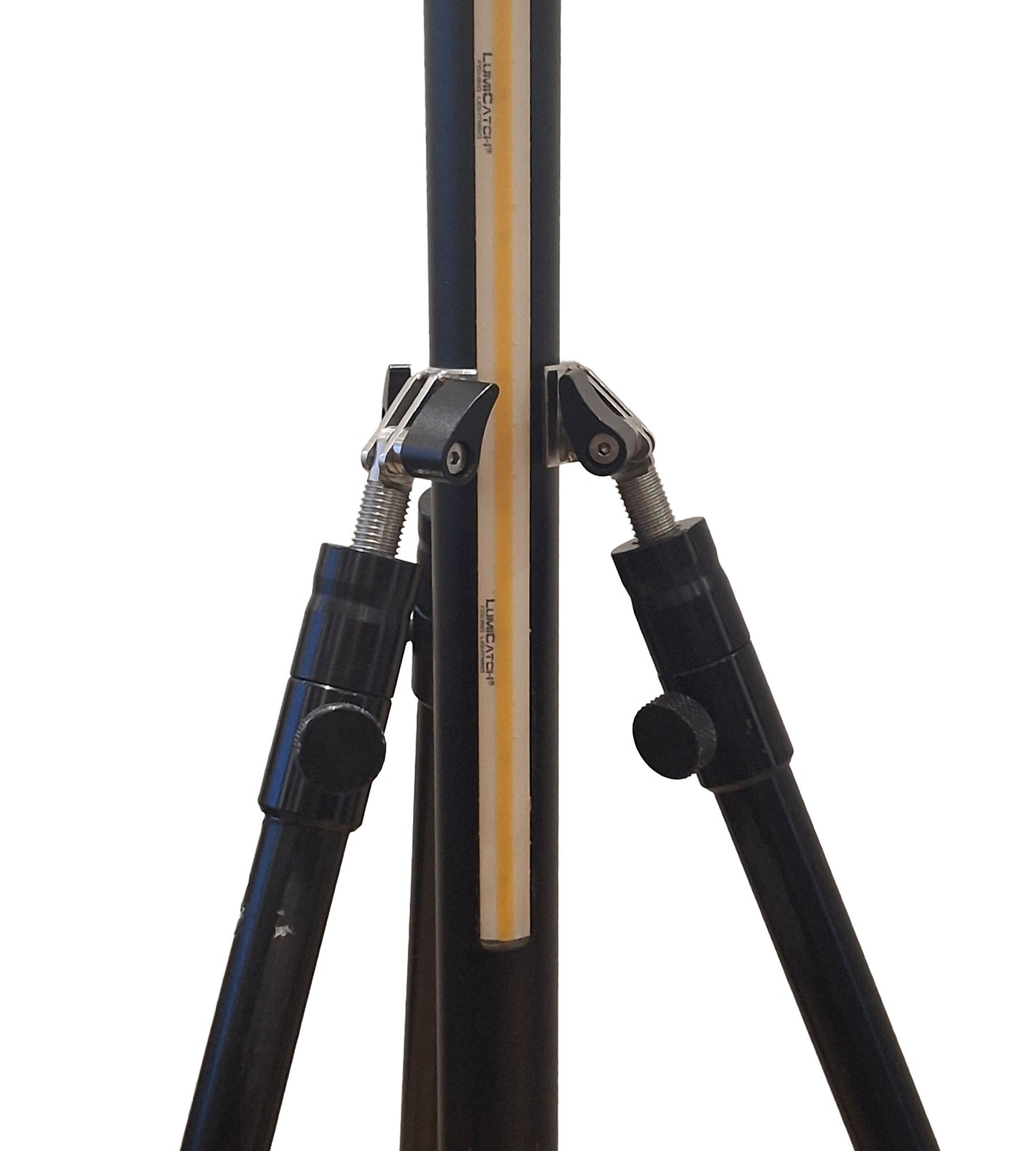 LumiTripod gemonteerd op LumiCatch Basis stok – warm oranje LED-strip zichtbaar, 2 banksticks bevestigd