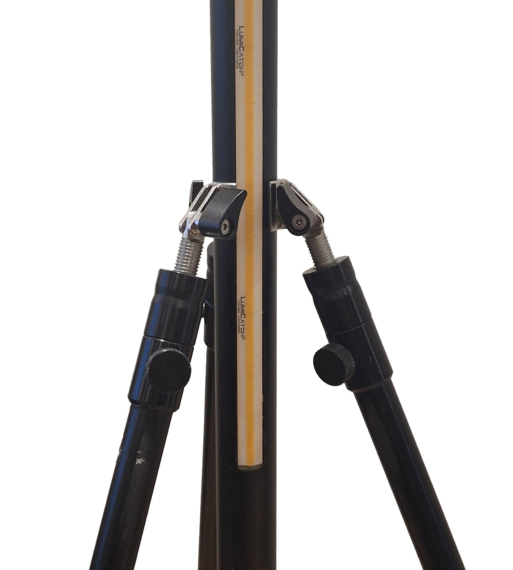 LumiTripod gemonteerd op LumiCatch Basis stok – warm oranje LED-strip zichtbaar, 2 banksticks bevestigd