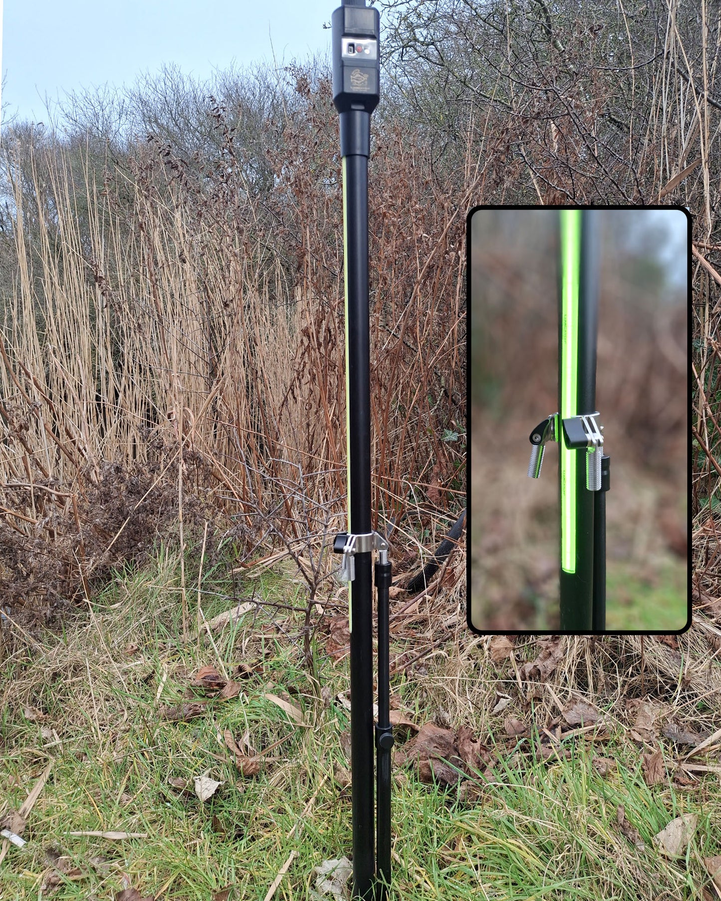 LumiTripod op schuine oever met één bankstick – detail van RVS klem en groen LED-licht van LumiCatch
