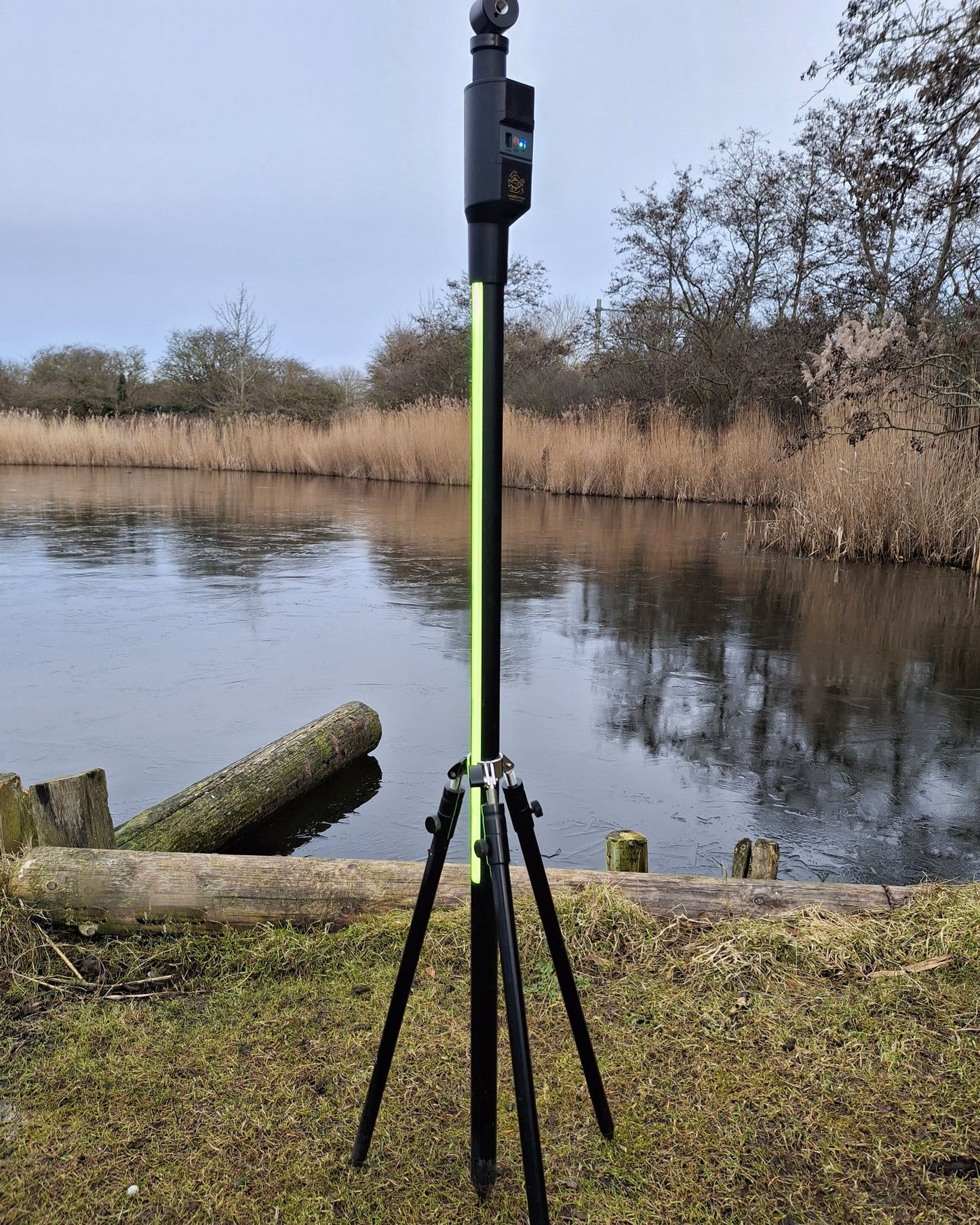 LumiTripod met LumiCatch BuzzOff gemonteerd aan de waterkant – stabiele driepoot-opstelling buiten